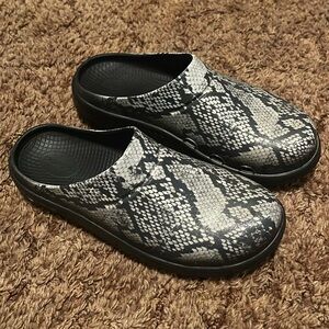 OOFOS Women's OOcloog Limited Edition Clog - Snake print size M9-W11 EU 42